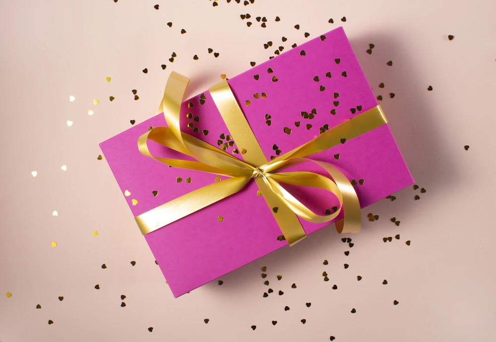 Un cadeau rose entouré d’un ruban jaune